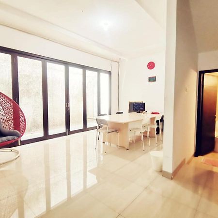 4-Bedroom Home In South Jakarta Nuansa Swadarma Residence By Le Ciel Hospitality Экстерьер фото