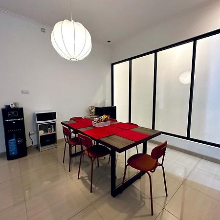 4-Bedroom Home In South Jakarta Nuansa Swadarma Residence By Le Ciel Hospitality Экстерьер фото