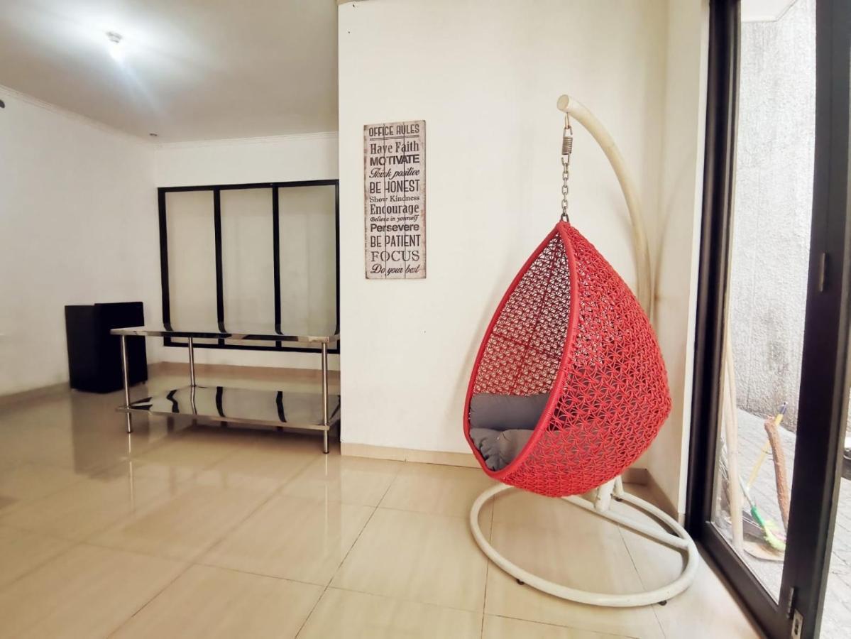 4-Bedroom Home In South Jakarta Nuansa Swadarma Residence By Le Ciel Hospitality Экстерьер фото