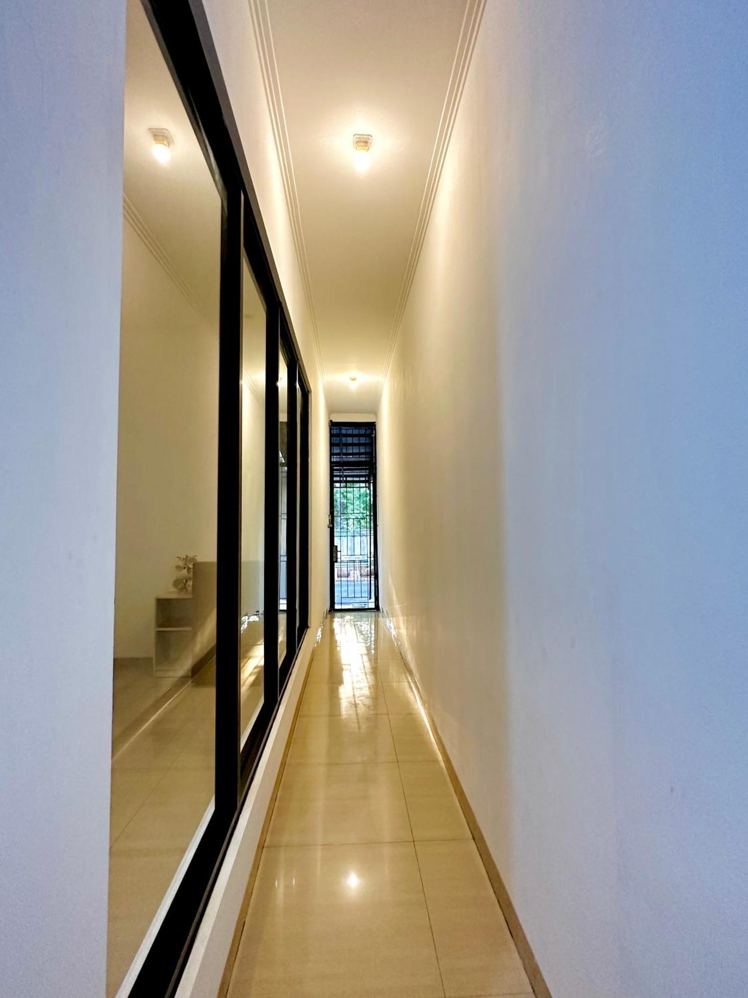 4-Bedroom Home In South Jakarta Nuansa Swadarma Residence By Le Ciel Hospitality Экстерьер фото