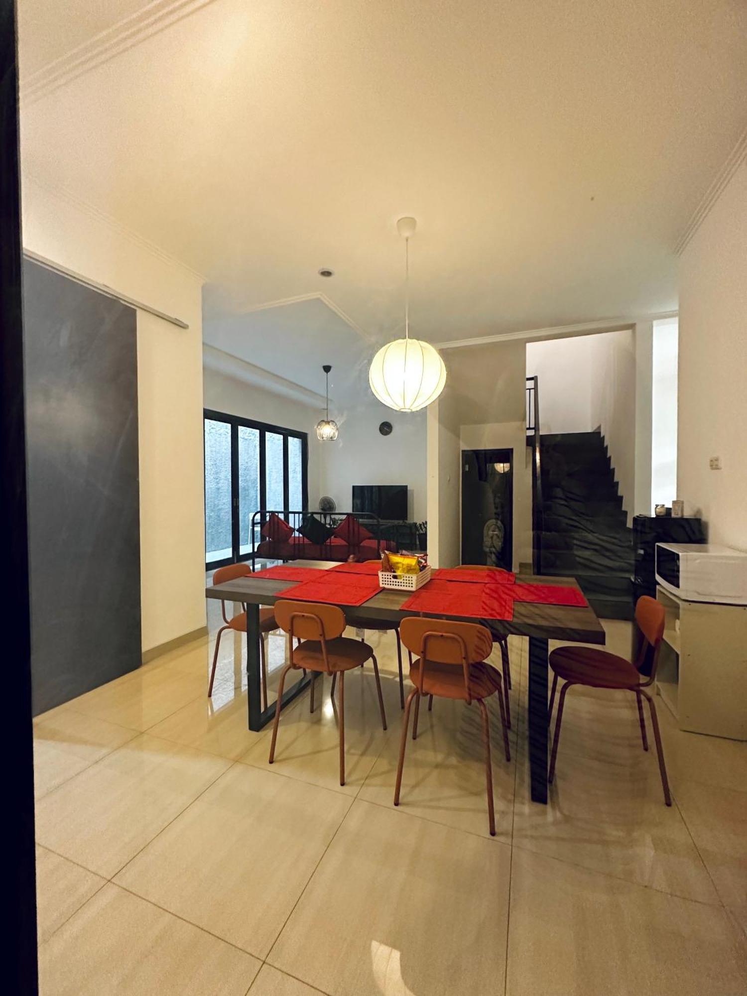4-Bedroom Home In South Jakarta Nuansa Swadarma Residence By Le Ciel Hospitality Экстерьер фото