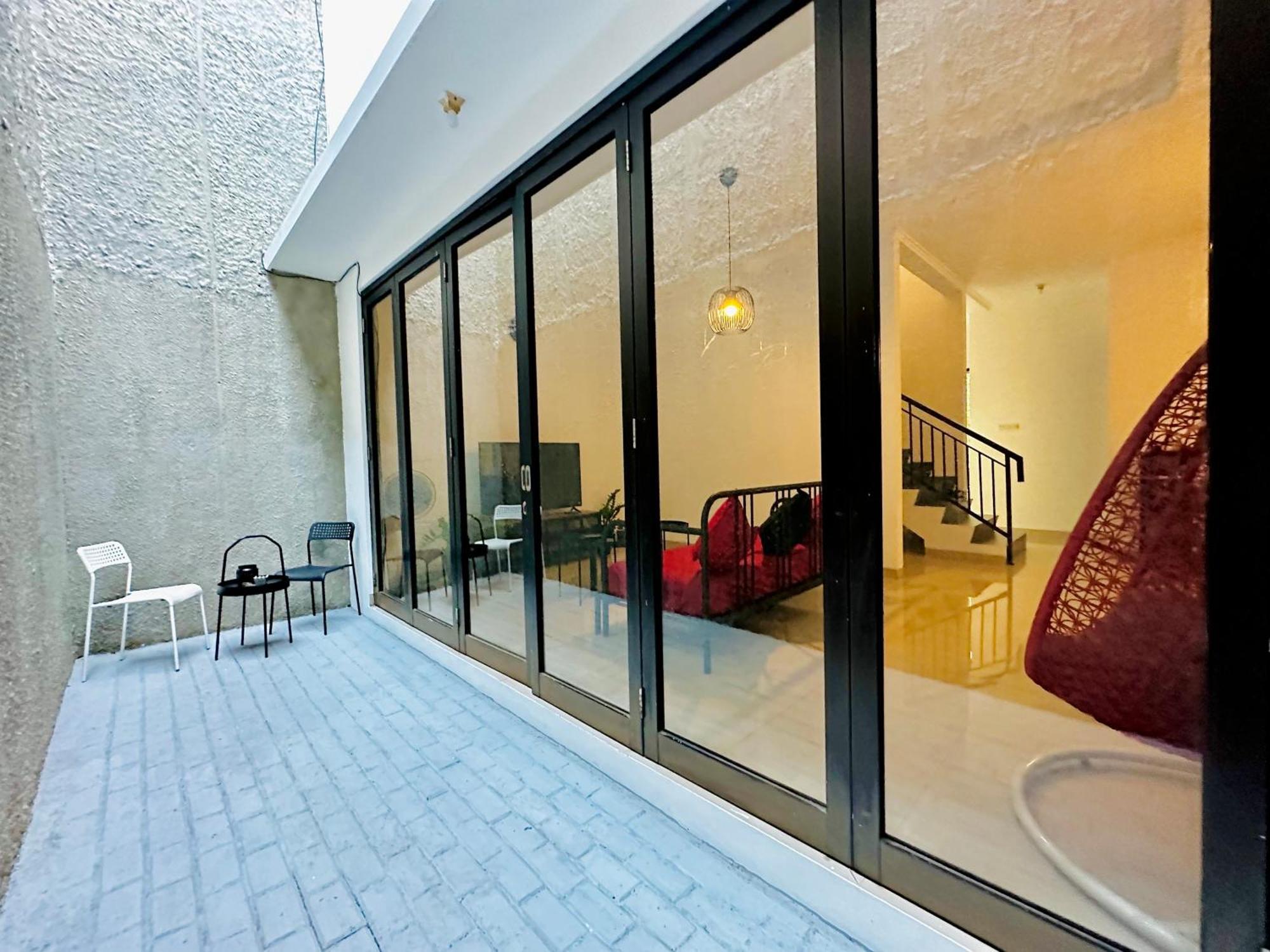 4-Bedroom Home In South Jakarta Nuansa Swadarma Residence By Le Ciel Hospitality Экстерьер фото
