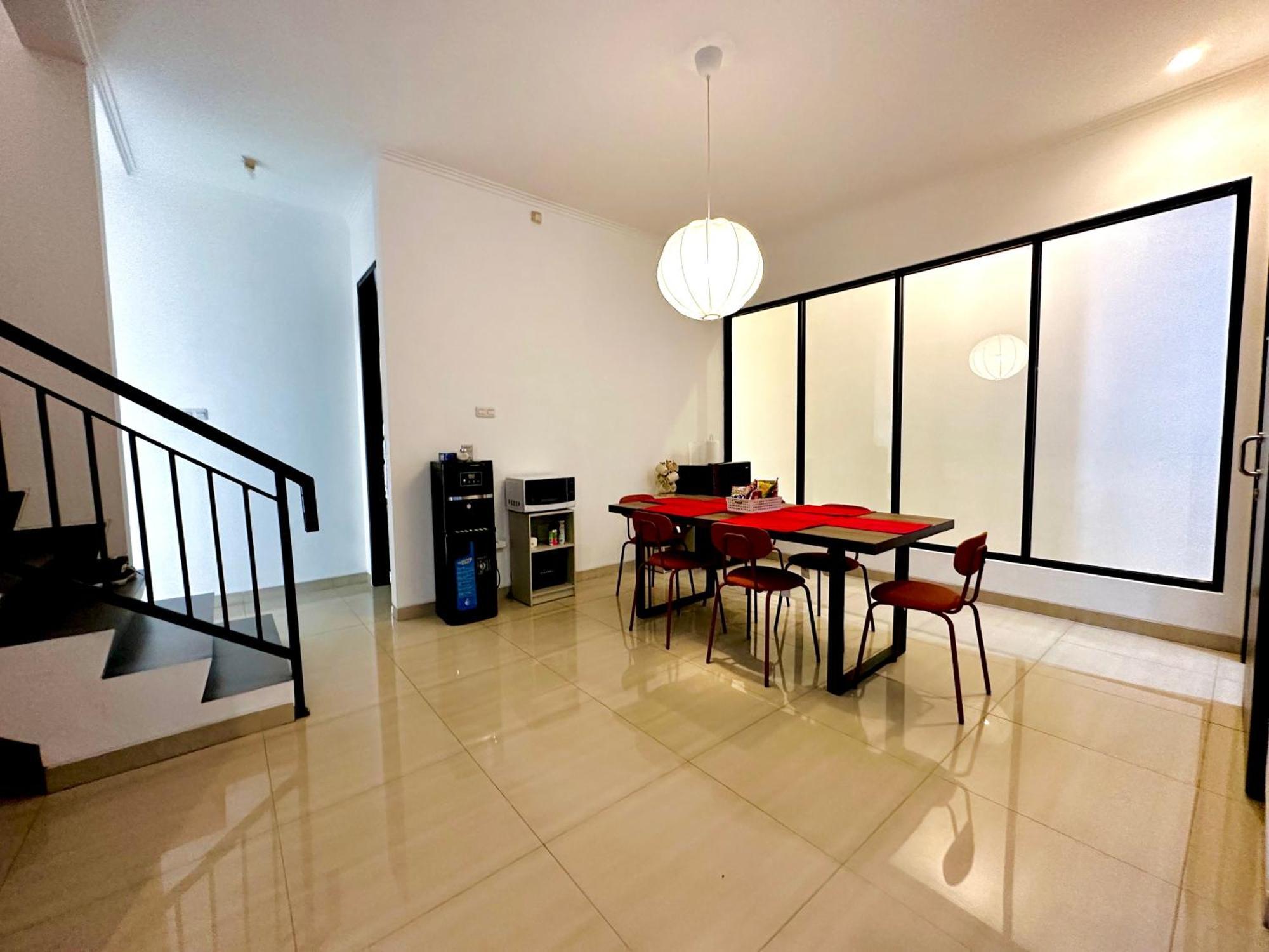 4-Bedroom Home In South Jakarta Nuansa Swadarma Residence By Le Ciel Hospitality Экстерьер фото