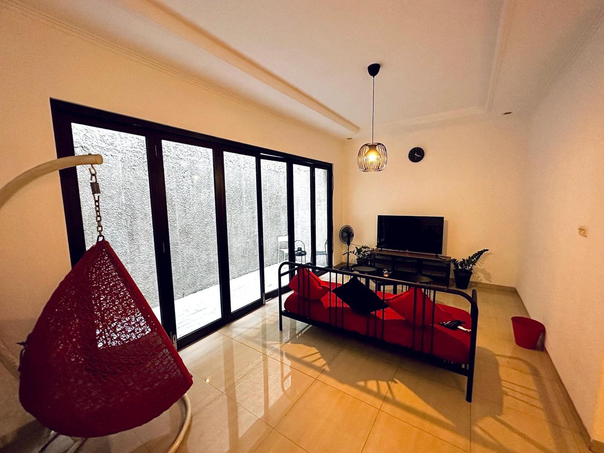 4-Bedroom Home In South Jakarta Nuansa Swadarma Residence By Le Ciel Hospitality Экстерьер фото