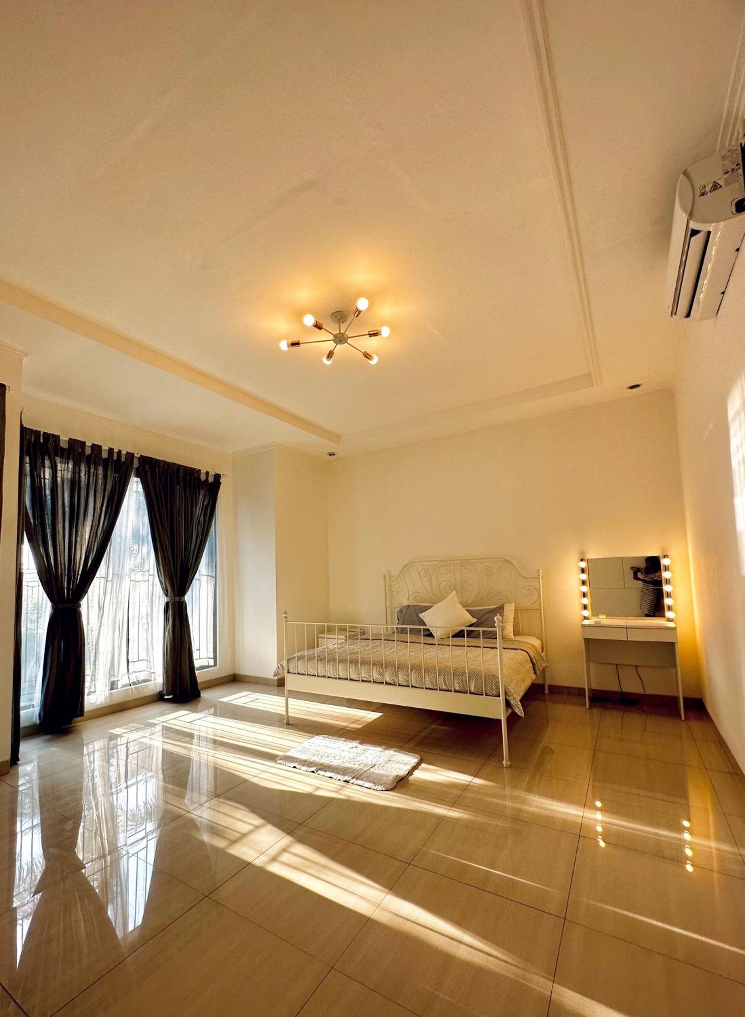 4-Bedroom Home In South Jakarta Nuansa Swadarma Residence By Le Ciel Hospitality Экстерьер фото