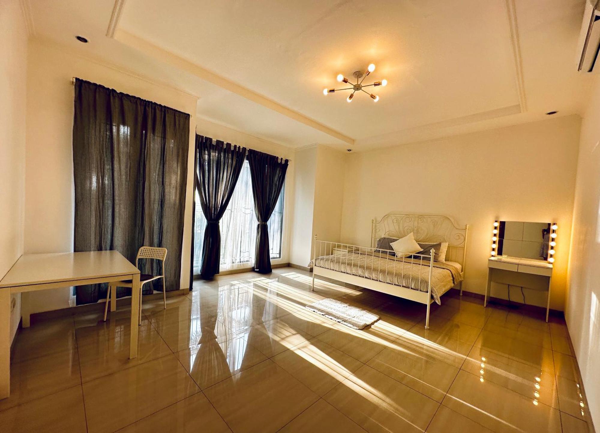 4-Bedroom Home In South Jakarta Nuansa Swadarma Residence By Le Ciel Hospitality Экстерьер фото