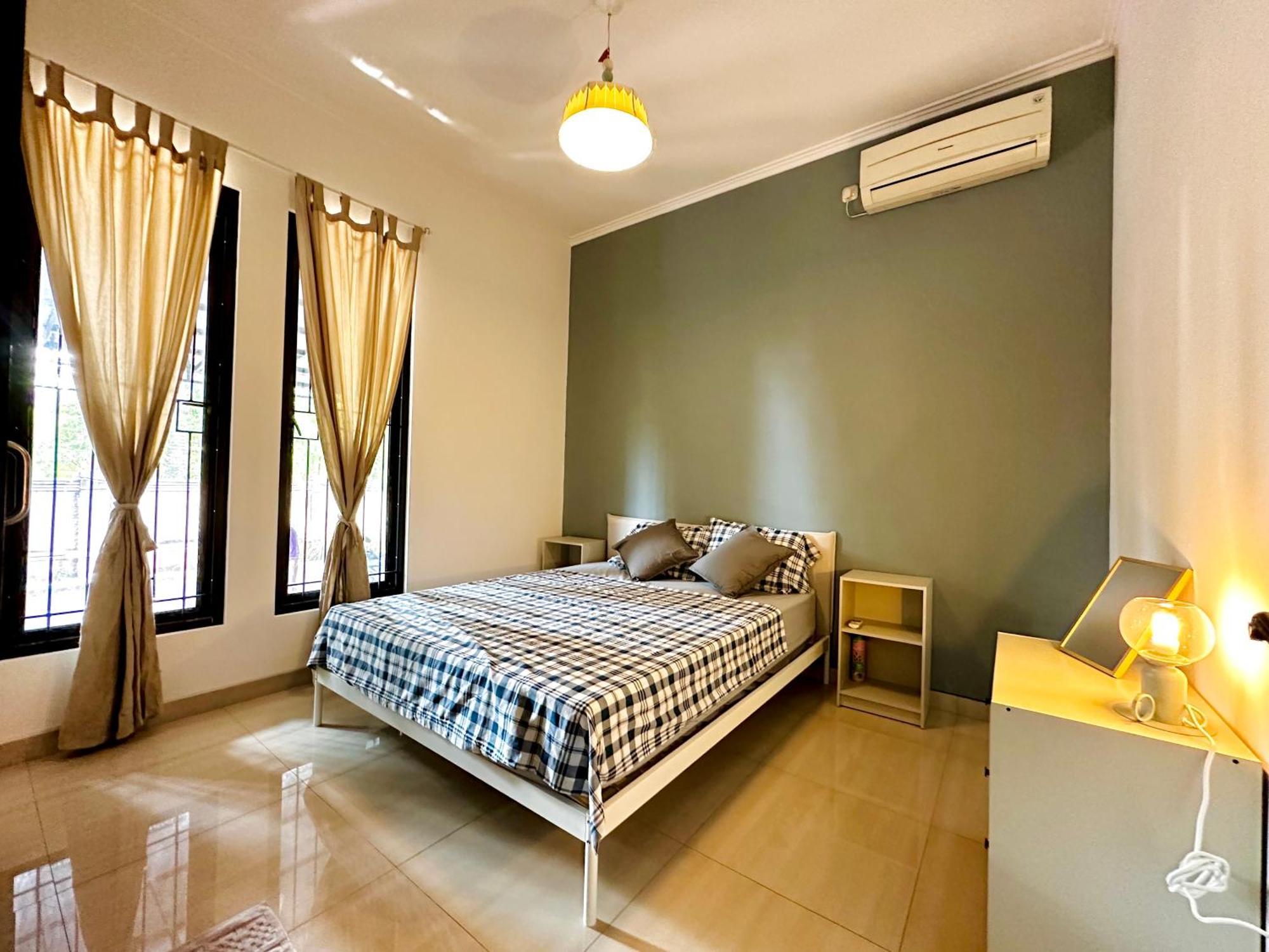 4-Bedroom Home In South Jakarta Nuansa Swadarma Residence By Le Ciel Hospitality Экстерьер фото